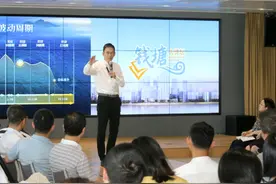 妙语连珠、金句叠出、观点新颖……吴晓波做客《钱塘大讲坛》解读“后疫情时代的中国经济”图片