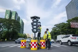 清城“6.29”交通事故路口临时红绿灯已投入使用图片