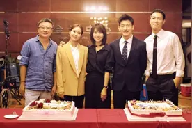 是安晒《流金岁月》杀青照 阵容强大引期待图片