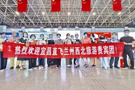 宜昌首个跨省游旅行团启程 21名游客飞兰州乐享西北六日之旅图片