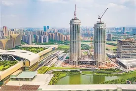 “杭州之门”突破200米图片