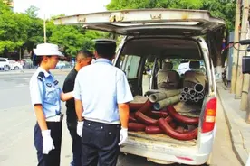装的是货还是“祸”？兰州公安交警重点查处客货混装的面包车图片