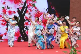 合肥：教师旗袍秀为毕业学子送祝福图片