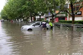 暴雨下了一夜，胶州多条路段积水图片