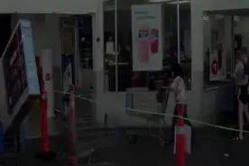 警察都被逗笑了！美国一女子试图偷走65寸电视被保安阻拦图片