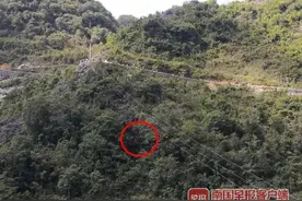 河池都安一辆皮卡车坠下40米山崖，致3死2伤图片