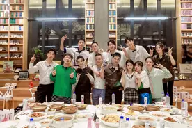 《中餐厅4》再曝杀青照 赵丽颖王俊凯等比耶灿笑图片