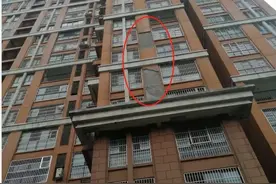 阜阳一小区墙皮脱落，业主：没人管图片