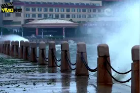 烟台暴雨实拍视频：风大！主播出镜站不稳；雨急！海边巨浪两米高图片
