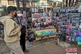 印尼首都雅加达疫情下的街头小贩图片