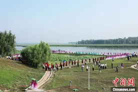 第七届沈阳法库荷花节：荷花映辽河 佳人画中游图片