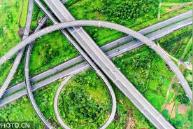浙江仙居：高速公路穿云驾雾图片