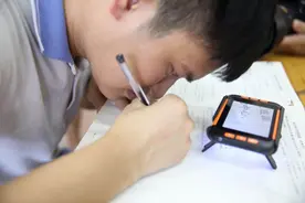 中山考生何嘉贤：高度弱视，紧贴桌面答题，考了理科685分图片