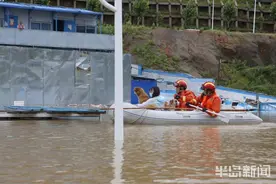 青岛松岭路一建筑工地因暴雨被淹50余人被困 消防员乘船历时五小时成功救援图片