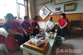 爱心陪伴志愿者看望核武老人 海燕已被送到青岛医院进行治疗图片