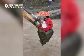 难忘的婚礼！洪水挡路，迎亲队伍坐挖机过河视频封面
