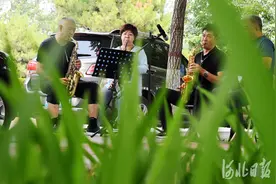 河北怀来：悠扬乐曲消暑时图片
