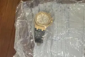 远看像一块黄金，价值37万元的手表放车里怎么凭空消失了？图片