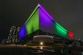 日本多地建筑亮奥运五环色 纪念东京奥运会倒计时一周年图片