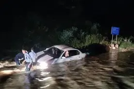 路况不熟开进河，公安交警、派出所联合救援图片