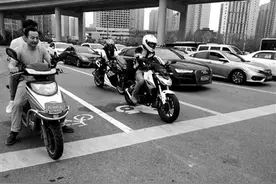 西安首条摩托车专用道亮相曲江大道南三环十字 有摩友专程来“试路”图片