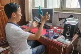 “平衡术大师”在啤酒瓶口立起自行车、煤气罐、冰箱、洗衣机还有儿子图片