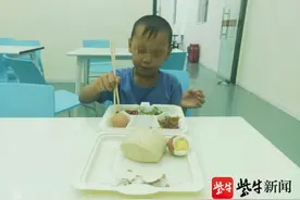 5岁小男孩在派出所过了一夜，民警讲故事哄他入睡，还为他端来营养早餐图片