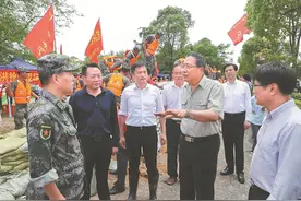 李锦斌在巢湖大堤督导检查防汛救灾时强调 把强基固坝重点防御抓实抓细图片