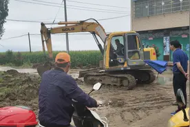 邓州市裴营乡干部迅速到村开展排水除涝工作图片