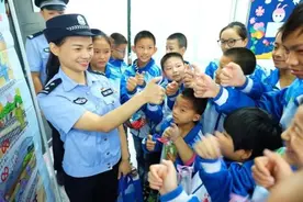 1998年在洪水中抱树9小时获救的小女孩，如今怎么样了？图片