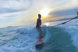 Angelababy晒冲浪视频 驰骋海浪之上大长腿吸睛图片