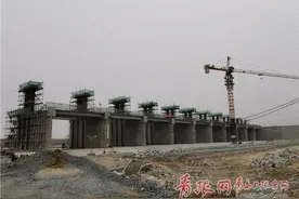大型水利工程北胶莱河新河闸跨汛施工，计划年内主体工程完工图片
