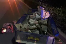 险！醉汉骑三轮车拾荒时一头栽地上昏睡不醒图片