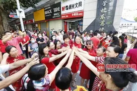 中考首日“开门红”！南宁9.16万考生迎首次大考，送考队伍也“拼了”图片