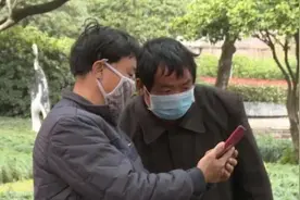 “我找了你整整21年！”男子紧紧抱住他，热泪盈眶……图片