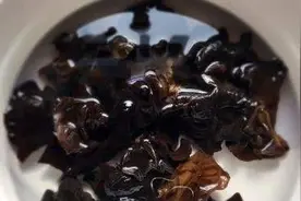 食物部分发霉，没必要扔掉？小心把霉菌吃进肚子里图片