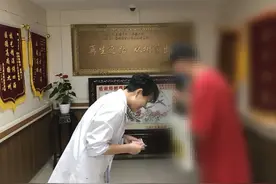 这位不愿入镜的红衣大伯，来到医院丢下1万元，不留姓名和手机，转身就走图片