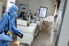 北京UME华星店复工首日，影院请专业人员来消毒图片