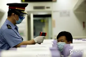 疫情中，他们守护列车乘客的安全图片