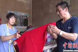 山西六旬老人坚持10年缝纫红领巾 缅怀革命先烈图片