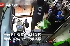 教育得真好！男孩帮投币又将获赠苹果转送公交司机图片