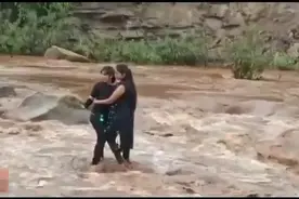 印度警察从突然暴涨的河水中解救两名自拍被困的女孩图片