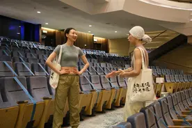 累了一天还能做17分钟平板支撑，朱洁静说她是“疯子”，郝若琦“为腹肌自卑”图片