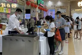 纽约法拉盛一商城开放大厅 华裔餐饮业者摆摊迎客图片