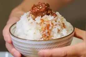 煮米饭只会放清水可不行，学会这一招，米饭香甜又松软图片