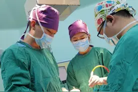 假牙下“长肉”，竟是口腔癌！医生巧手为百岁老人摘除口腔肿瘤图片