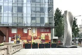 轮椅推不进望平滨河路？物业：已留出婴儿车、轮椅通道图片