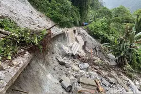 西藏墨脱道路塌方，移民管理警察紧急救援图片
