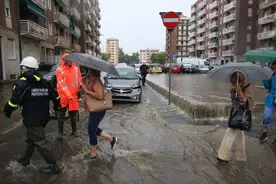 受暴风雨侵袭 意大利米兰城区河水泛滥图片