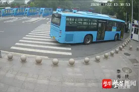 母亲赤脚在火车站狂奔寻女，近3小时才找到出走女儿图片